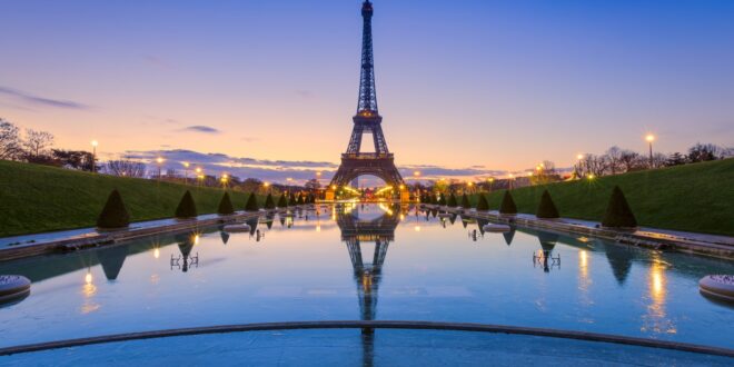 Frozen reflections in Paris. Eiffel Tower at sunrise from Trocadero Fountains e1492262386545