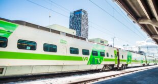 Visit Tampere Rautatieasema Train station train waiting Laura Vanzo 800x420 1