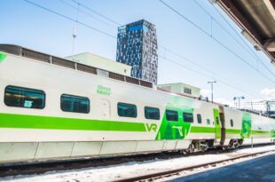 Visit Tampere Rautatieasema Train station train waiting Laura Vanzo 800x420 1