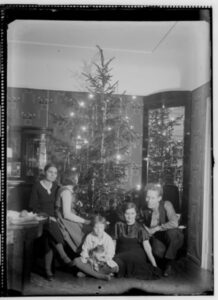 Mida-räägivad-meile-vanaaja-jõulukombed-1-218x300@2x