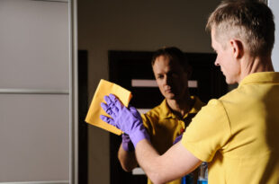 man cleans mirror 191163 798