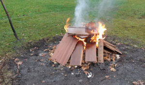 Mööbli lõkkes põletamisel paiskuvad õhku ja ladestuvad maapinnale mürgised saasteained, mis ohustavad keskkonda ja inimeste tervist. Foto_Anneli Vahter