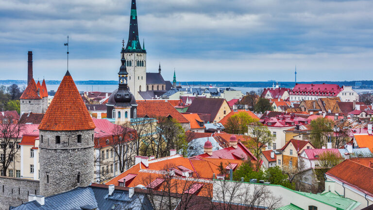 tallinn-medieval-old-town-estonia-4HUDPCG