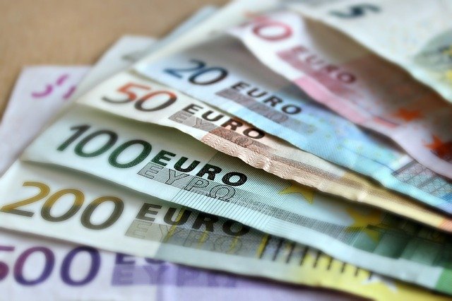 banknotes-g9d9652e2e_640
