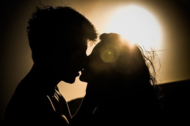 kiss-gaa1f2d9d8_640