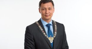 1200px Official photo of mayor 2019