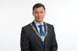 1200px Official photo of mayor 2019