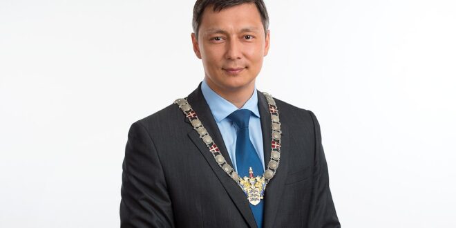 1200px Official photo of mayor 2019