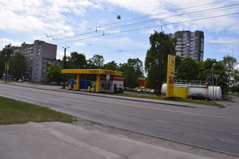 2560px-Sõle_51B_Olerex_tankla