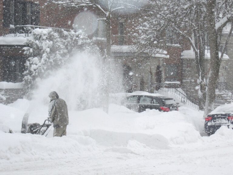 cleaning-snow-ge4b5ba591_1920