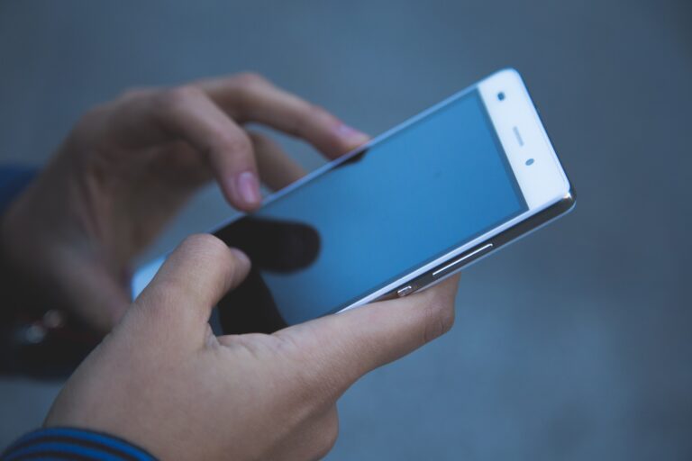 hands-g7f79f91f3_1920