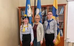 Kodutütar Brigit Sepp, kodutütarde peavanem Ave Proos ja noorkotkas Joosua Soomets Autor/allikas: Markus Sein/Kaitseliit