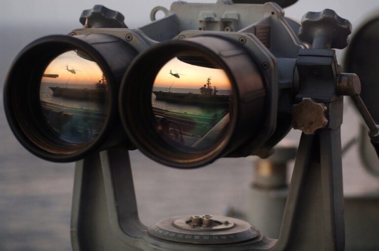 binoculars-g8cbe77119_1920