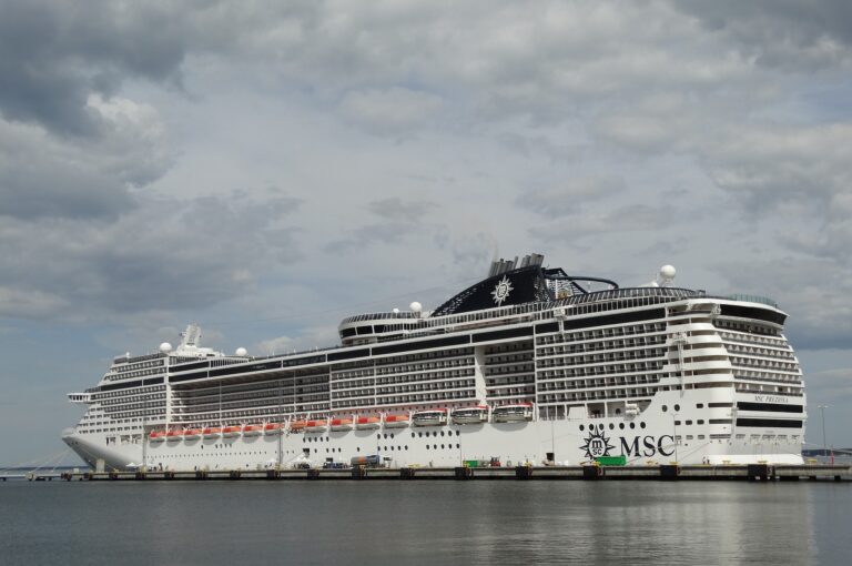 cruise-ship-g86c816c0f_1920