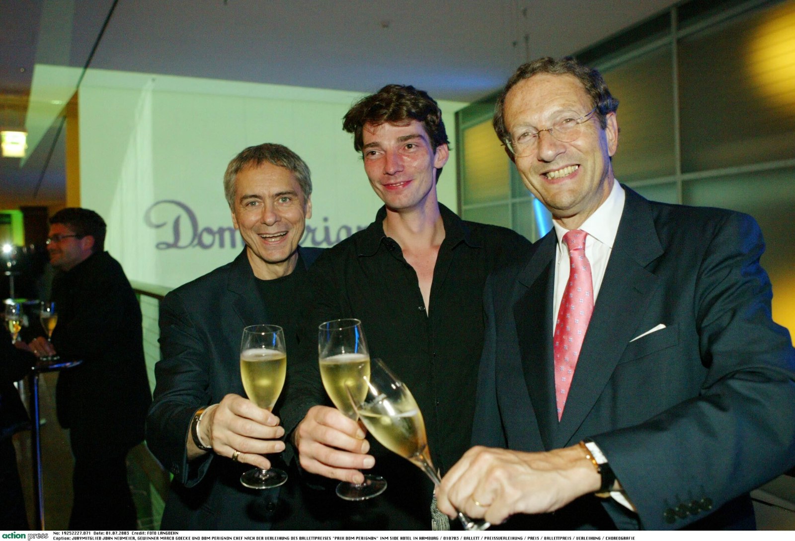 Marco Goecke (keskel) pälvis 2003. aastal Stuttgarti Balletiteatri lavastusega „Blushing“ Dom Perignoni balletiauhinna. Foto: Vida Press