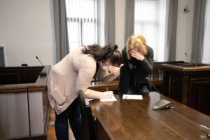 Lille Kodu endistest töötajatest tulid neile mõistetud kohtuotsust kuulama Anu Aleksejev ja Liina Ots-Lass, kes varjasid kiivalt oma nägusid.Foto: Marianne Loorents