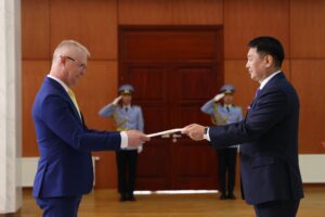 HH_volikirju üleandmas MN presidendile 28.03.2023