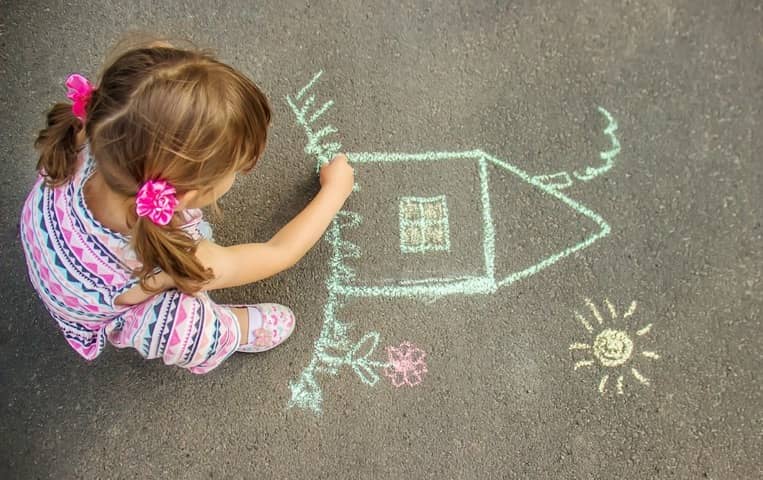 laps joonistab maja