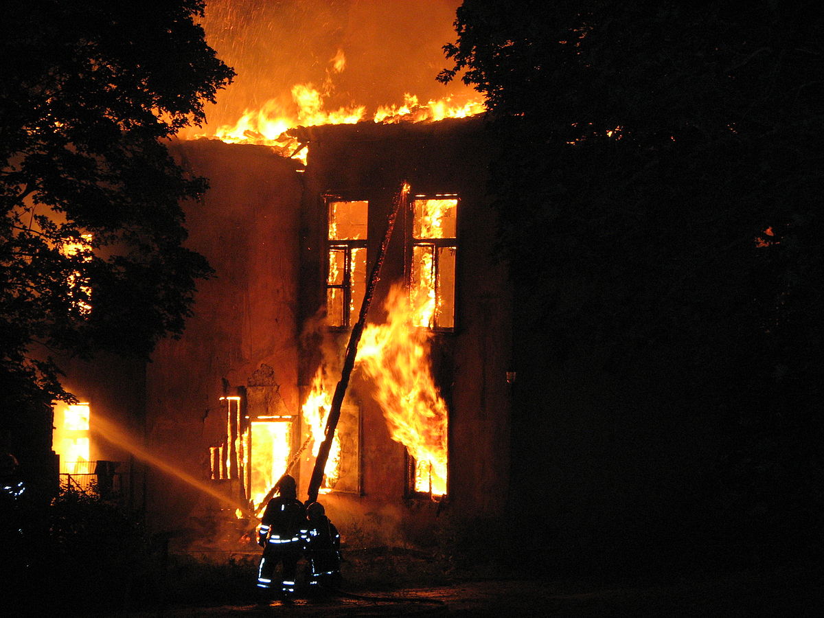 TÄIENDATUD: Viljandi kortermaja suure tulekahju põhjustasid inimesed ise. Videod. 1 Tulekahju_020