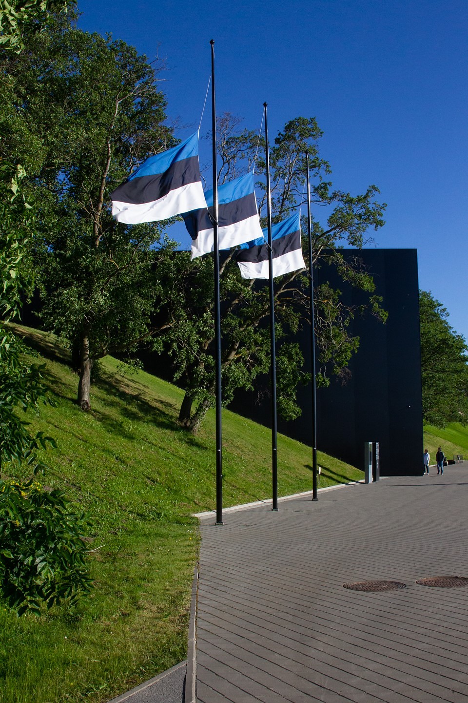 Kolmapäeval mälestavad leinalipud 82 aasta möödumist juuniküüditamisest 1 leinalipud