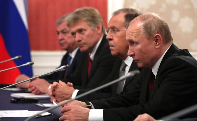 Emmanuel_Macron_and_Vladimir_Putin_(2019-06)_03