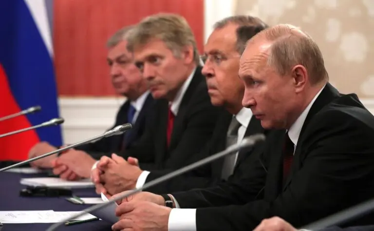 Emmanuel_Macron_and_Vladimir_Putin_(2019-06)_03