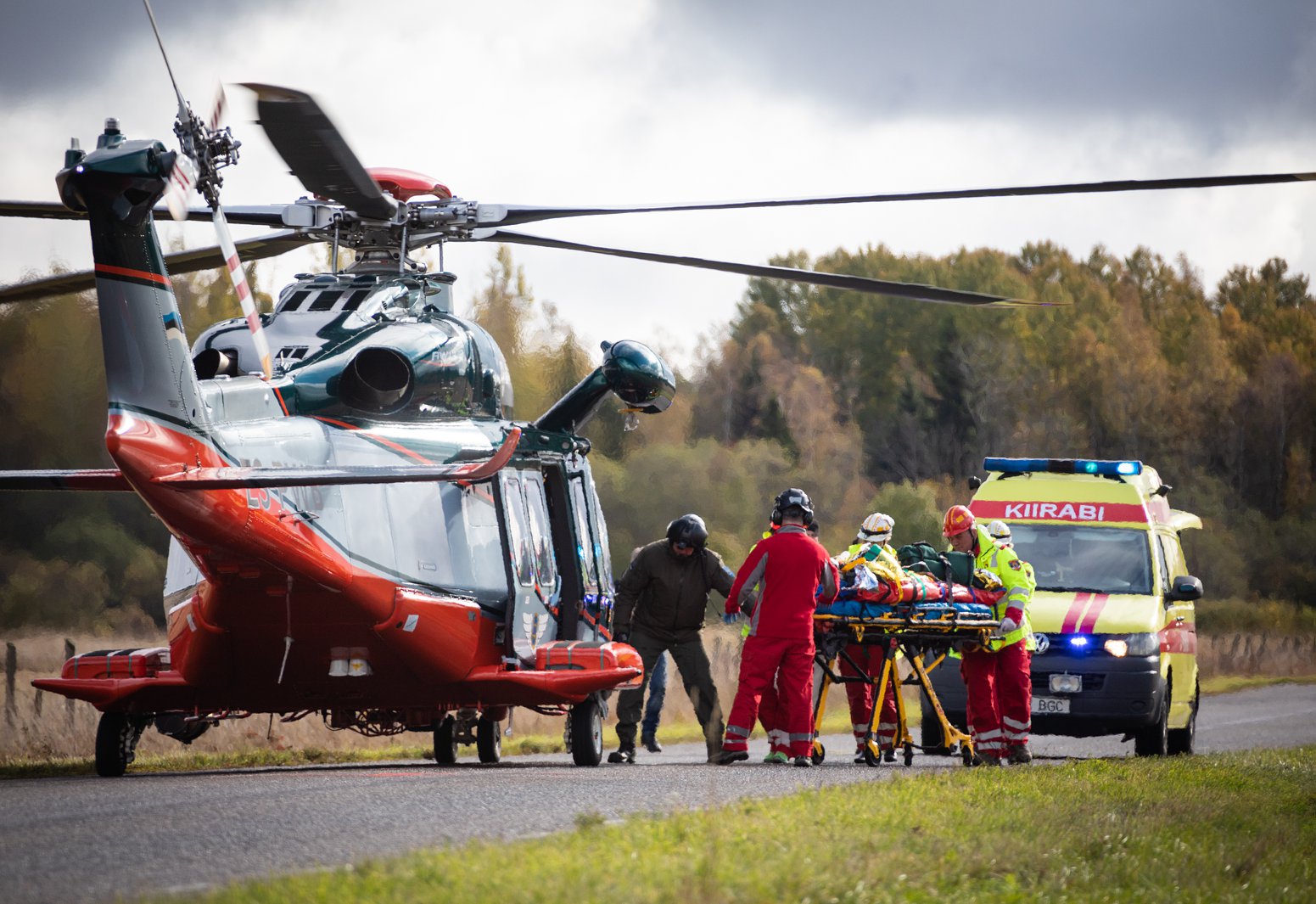 48-aastane naine põrutas kraavi ja sõiduk rullus üle katuse 1 kiirabi