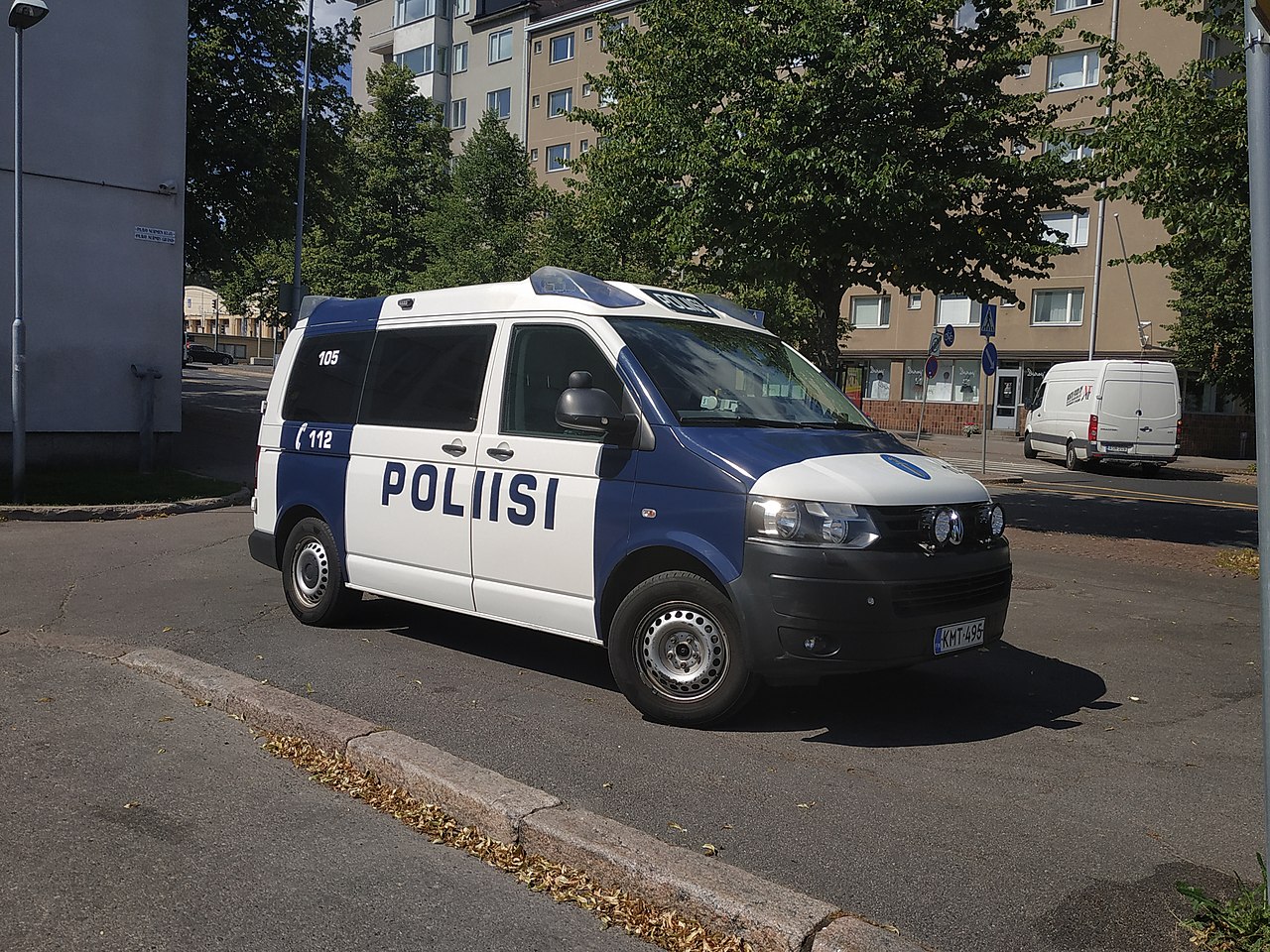 6. oktoobril võeti Soomes vahi alla 40-aastane mees, keda kahtlustatakse kuues mõrvakatses 1 1280px-Volkswagen_T5,_Polis-Poliisi,_Helsinki_(2019)_-_2
