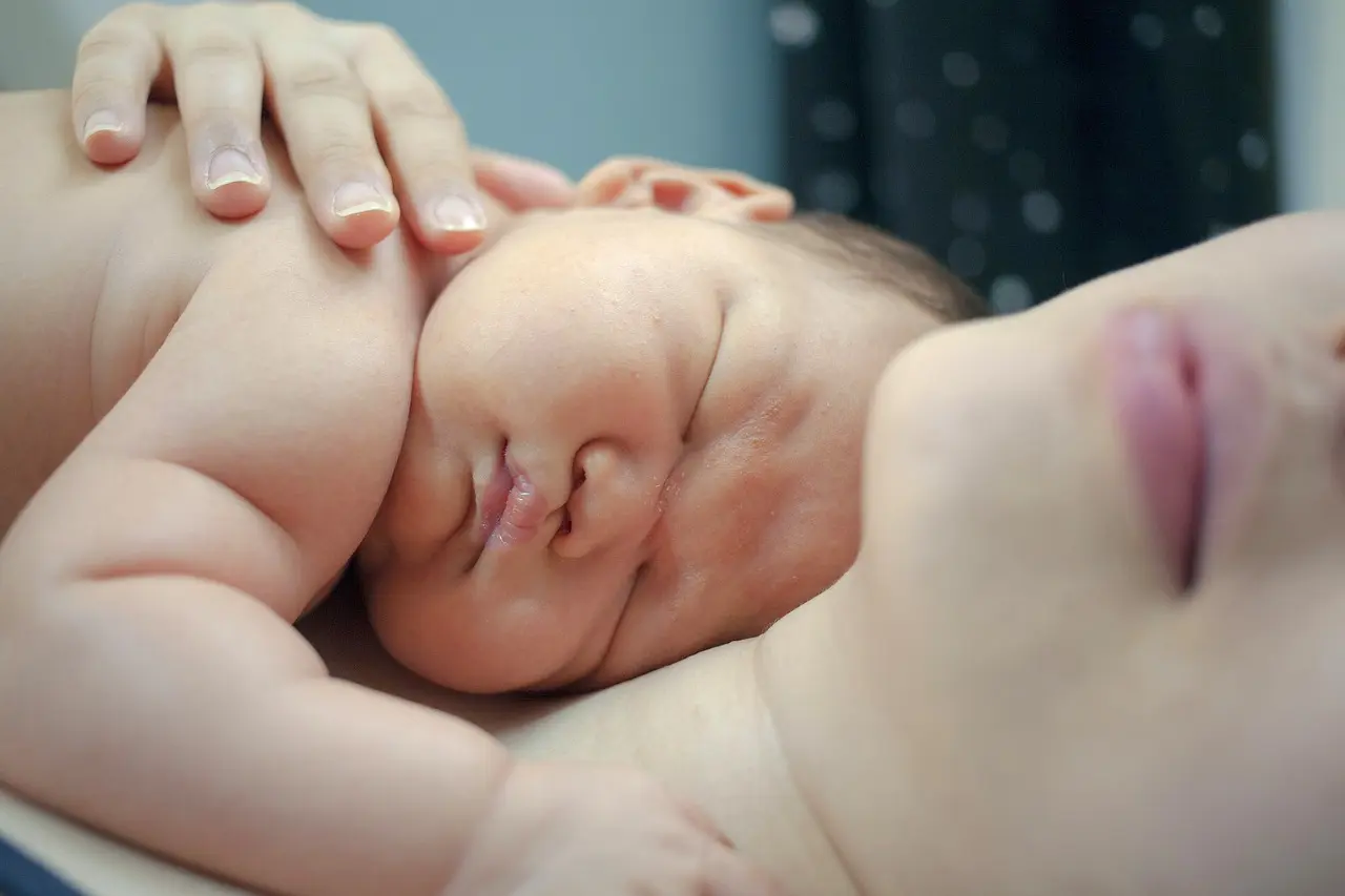 infant-gf91f59e57_1280