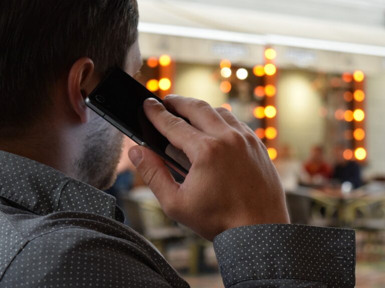 man-talking-on-the-phone-g4dae8c623_1280
