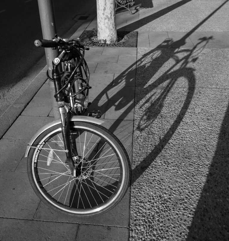shadow-gcc5890104_1280