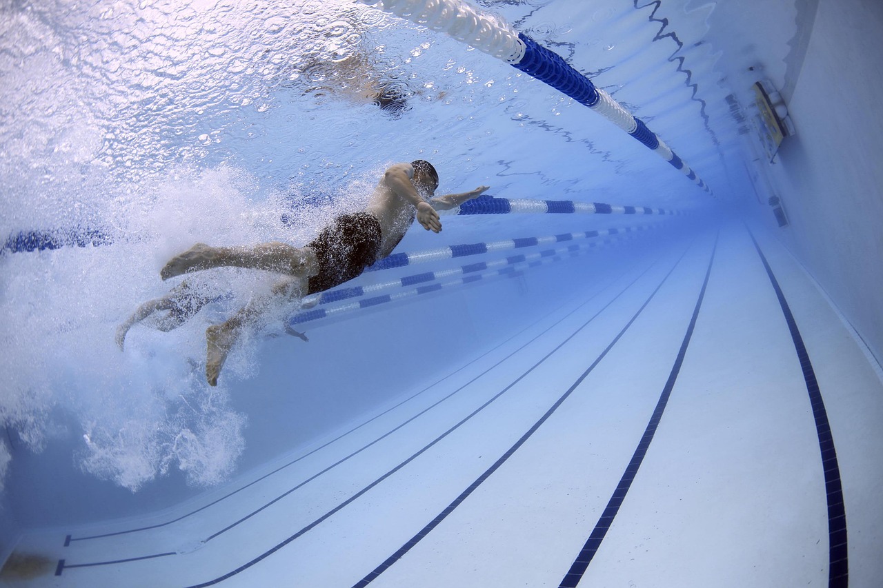 swimmers-gb58a70e07_1280
