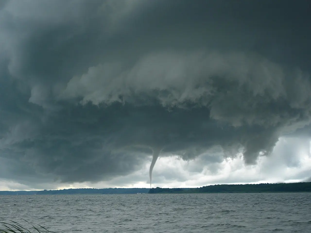 Ilmateenistus väljastas kogu Eestile esimese-ja teise taseme tormi hoiatus. 1 tornado-4105356_1280