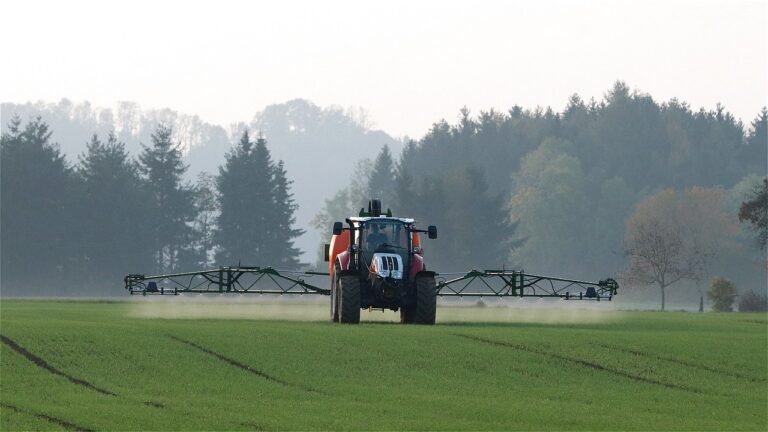 tractor-gb1167bb9e_1280