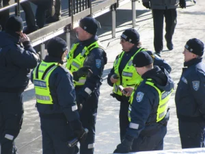 1280px-Abipolitseinikud