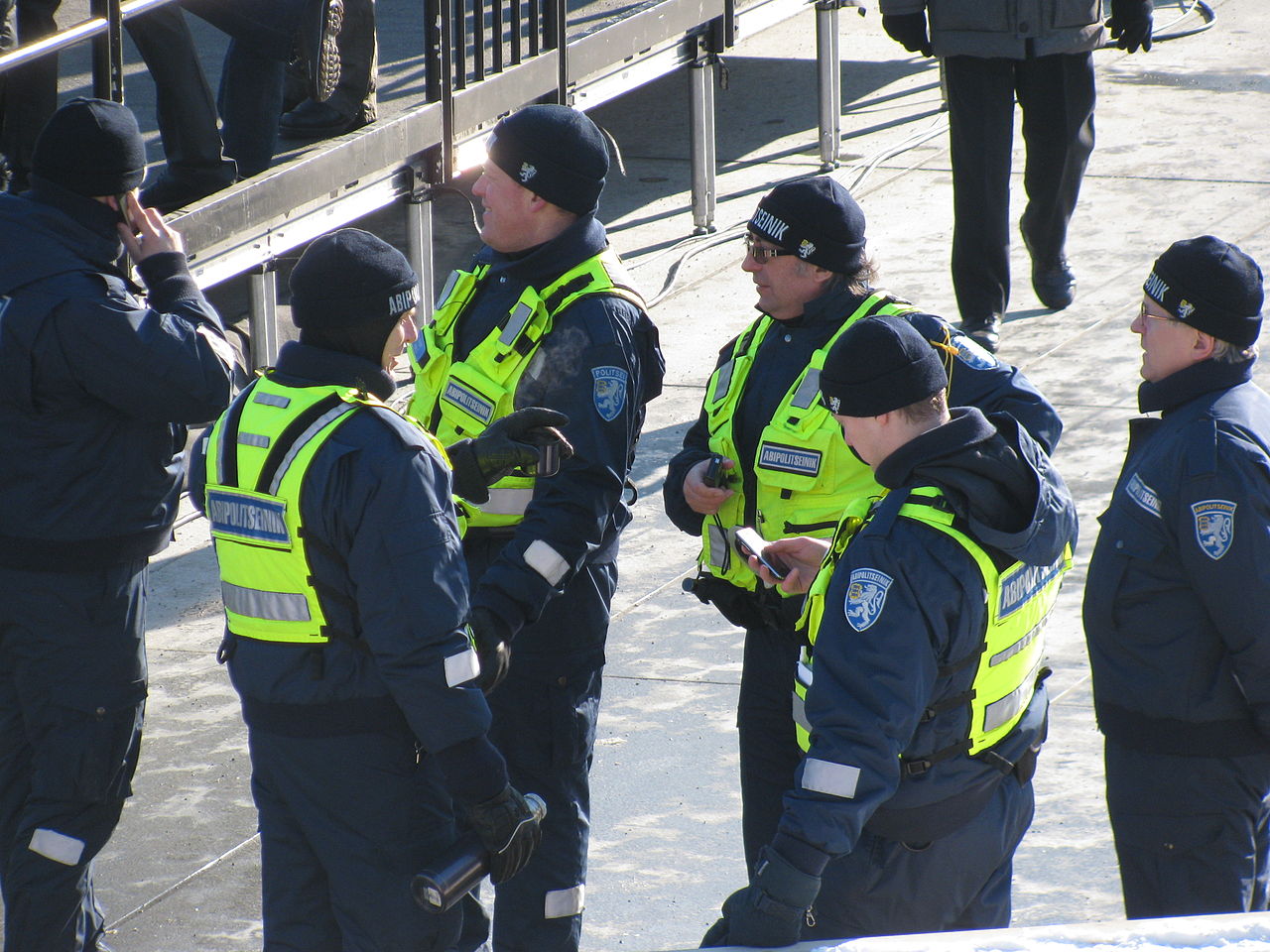 1280px-Abipolitseinikud