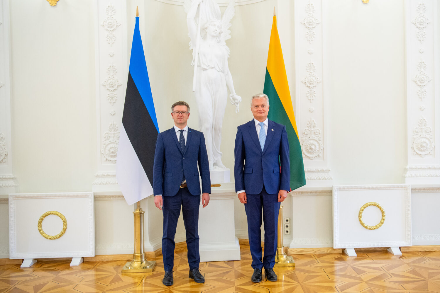 28.08.2023. Eesti suursaadik Leedus Kaimo Kuusk andis üle volikirja Leedu presidendile Gitanas Nausėdale. Pildi autor Leedu presidendi kantselei