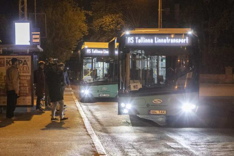 Ööbuss_foto Albert Truuväärt_Pealinn