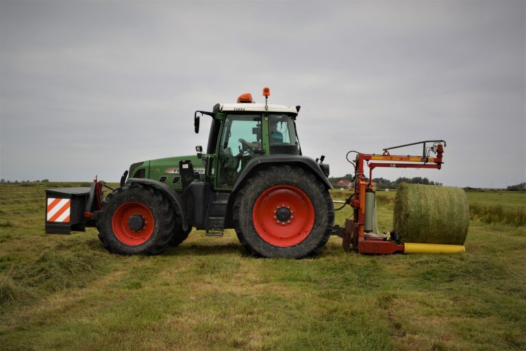 fendt-3617843_1280