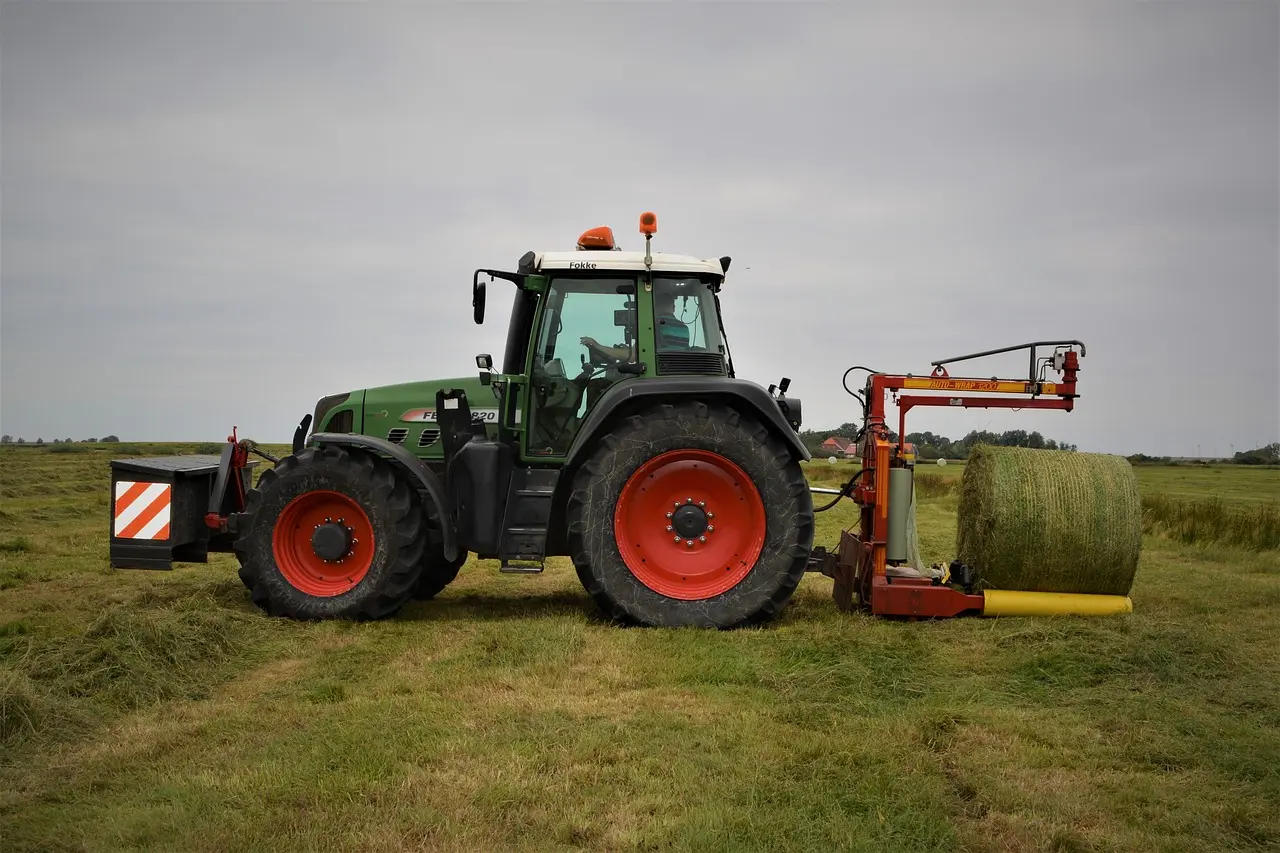 fendt-3617843_1280