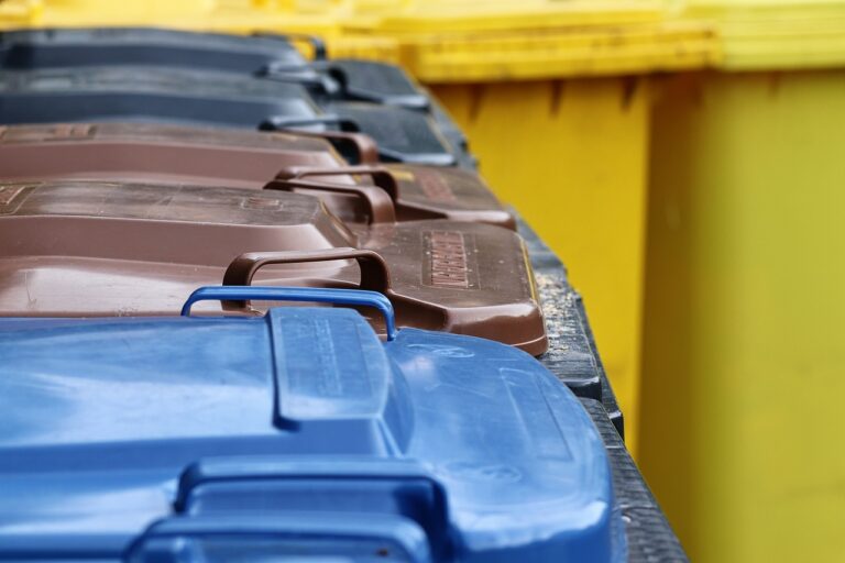 garbage-cans-3979757_1280