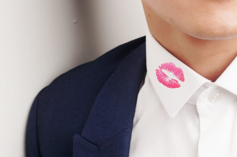 kiss-mark-g8f7ad162a_1280