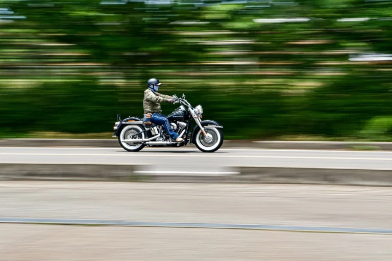 motorcycle-8038868_1280