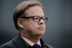 Juhana Vartiainen Musiikkitalon edessä