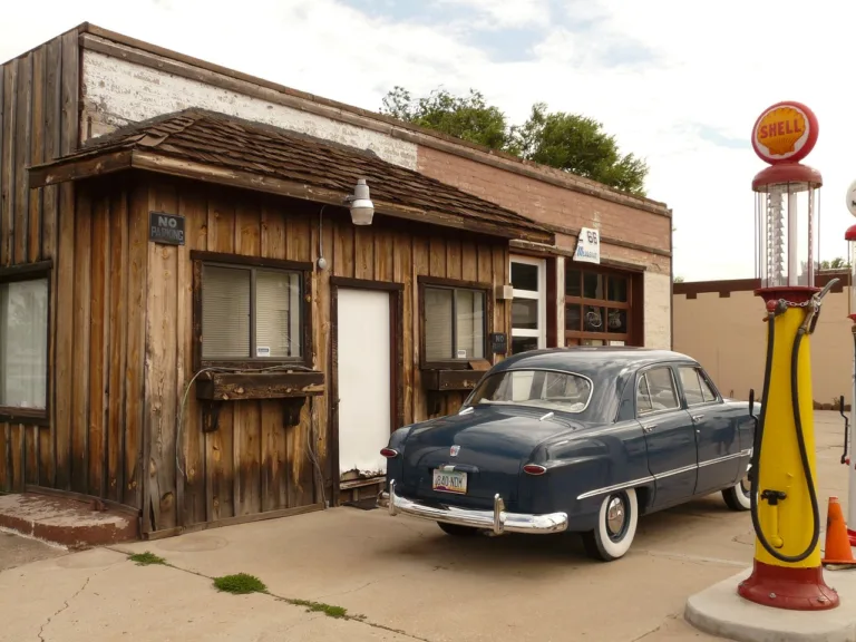 gas-station-4557_1280