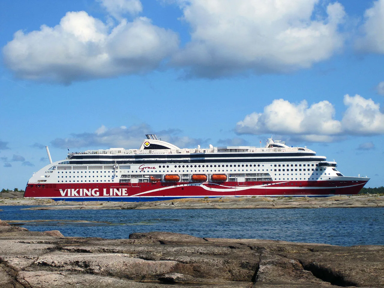 MS_Viking_Grace_passes_outside_the_skerries_of_Kobba_Klintar,_July_2013