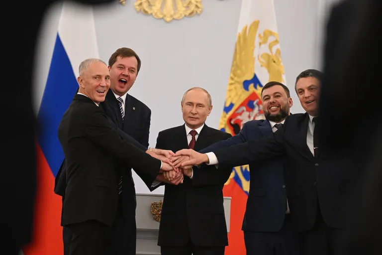 President_Vladimir_Putin_celebrating_with_Russian-installed_leaders_of_the_four_regions_3