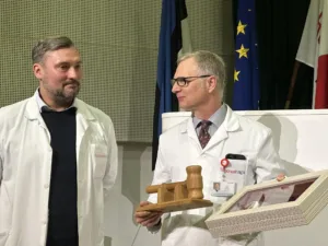 Prof Peep Talving annab Regionaalhaigla ülemarsti teatepulga üle dr Kristo Eriksonile 2