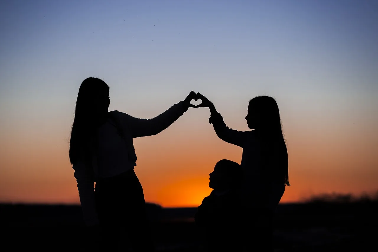 sisters-6053044_1280