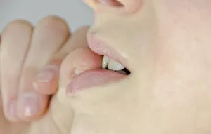 küünte närimine